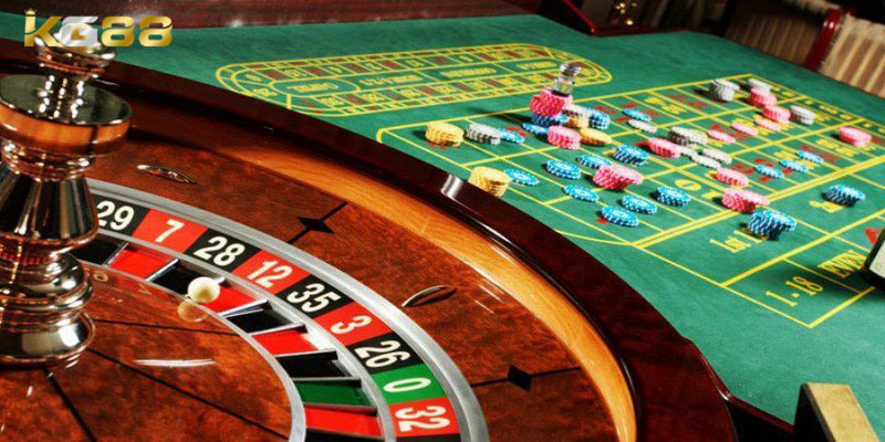 Dealer tiến hành quay vòng tròn roulette may mắn